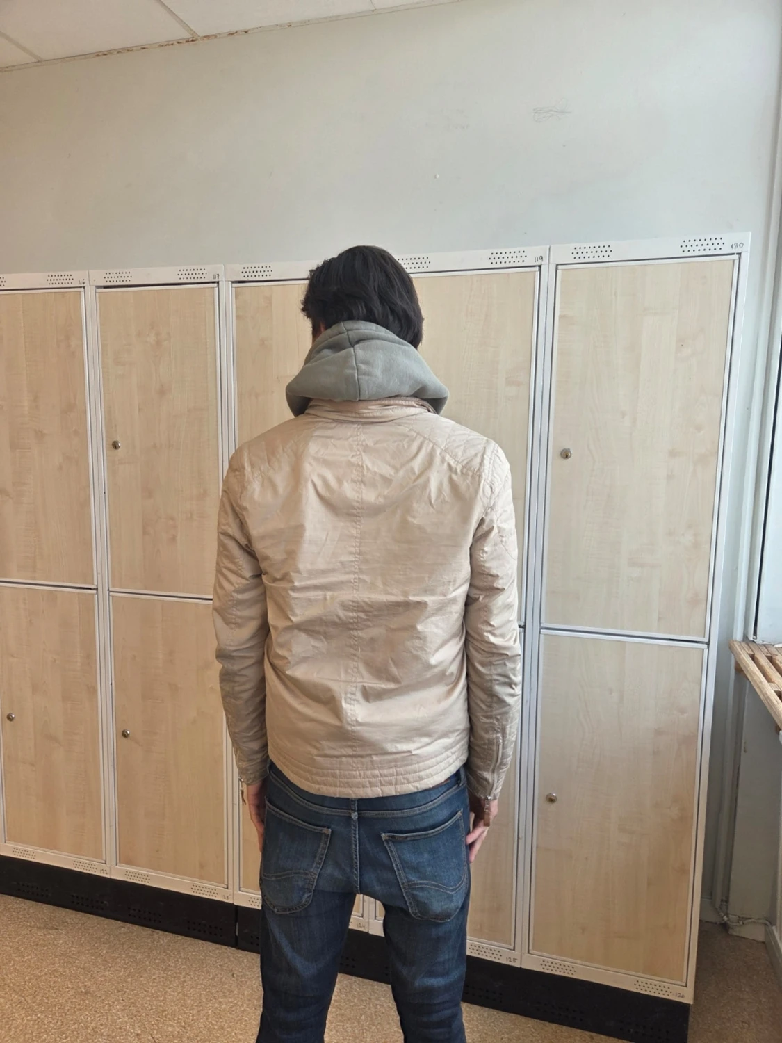 Beige vindjacka med patchdetaljer - 1