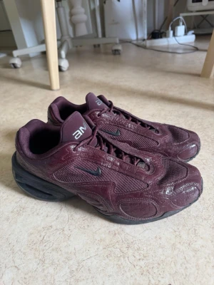 Vinröda Nike Air Max muse  - Köpta för 2500kr limited edition färg, knappt använda