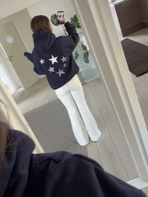 Meet me there hoodie  - Säljer min mörkblå meet me there hoodie med lappen kvar. Har aldrig använt den och den är super leen och mjuk inuti. Storlek xs/s 
