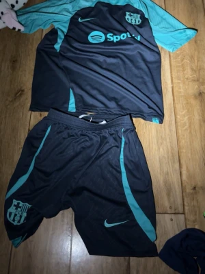 Barcelona set - Ett blått och turkos sommarset från Barcelona perfekt inför sommaren pris kan diskuteras shortsen är ganska små men tröjan är vanlig s