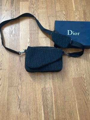 Dior axelremsväska trio bag. - Dior svart trio bag.
