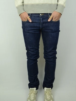 A.P.C. Selvage Jeans  - A.P.C. SELVAGE JEANS Storlek : W30 Modell : Petit standard Mått : A = 41CM - B = 110CM - C = 18CM Användning : Jeansen är i ett väldigt fint skick utan defekter Nypris : Cirka 2800SEK Modellen på bilden : 182CM och väger 74KG