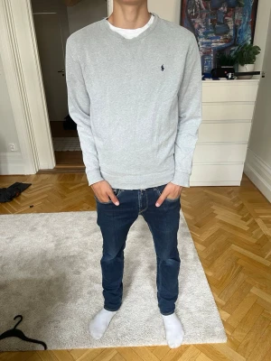 Ralph Lauren tröja - Säljer en grå Ralph Lauren tröja som passar S-M. Tröjan är i gott skick och har nästan inga tecken på användning. Hör gärna av er vid frågor!🙌