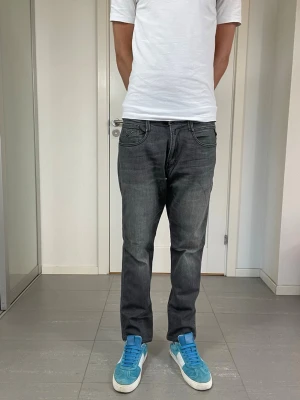 Replay Anbass Jeans   - Säljer nu dessa Replay Anbass Jeans, mått:ca 44 o 100 cm. skriv för fler bilder/frågor🙌🏼