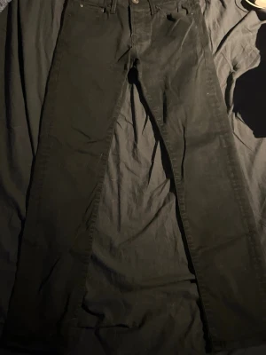 Svarta  jeans - Svarta jeans Perfekta för en stilren och enkel look storlek 28/30