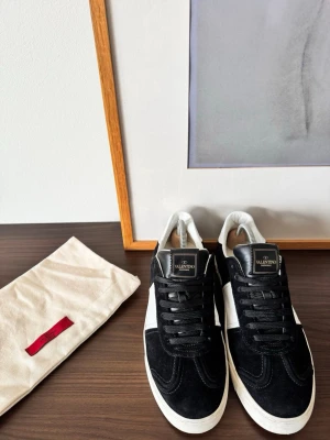 Valentino Flycrew - Säljer nu dessa Valentino Flycrew i extremt fint skick. Det saknas 3st nitar. Endast skor & 1 dustbag medföljer. Size 42,5 fits 43,5. För fler bilder eller frågor hör av er i PM