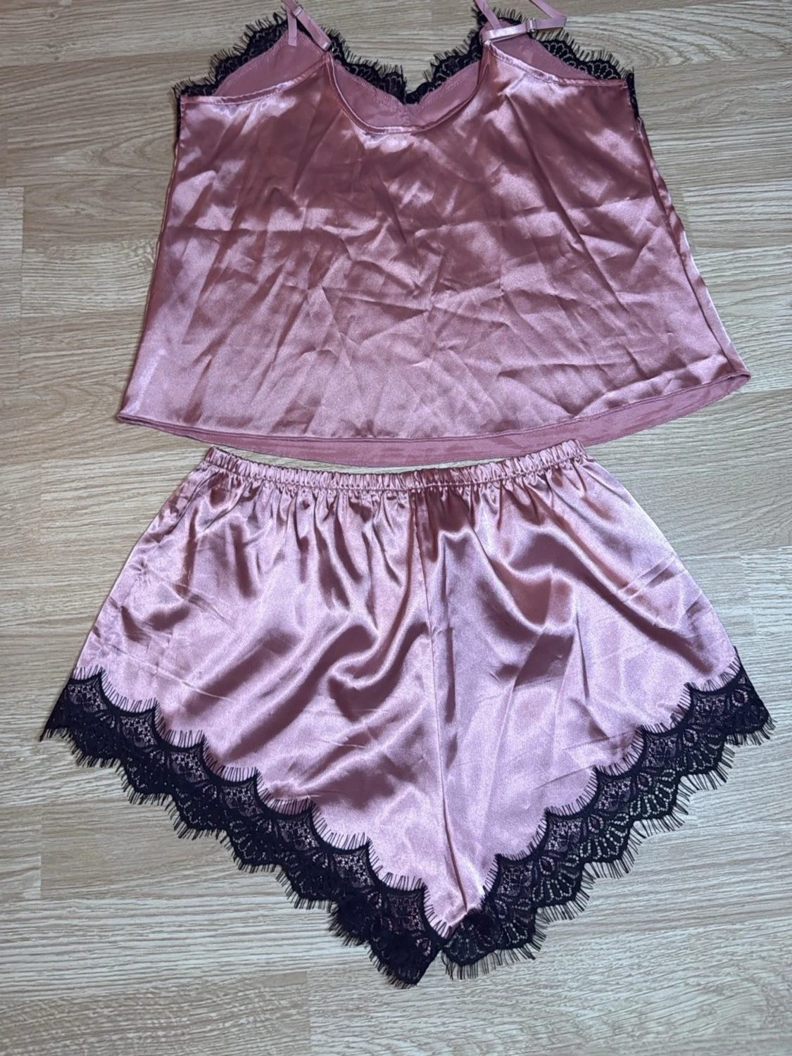 Rosa satinset med spetsdetaljer - 1