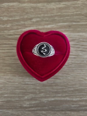 Silverfärgad ring med orm och svart emalj - ring i storlek 19,8mm, silverfärgad. 