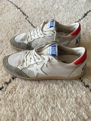 Golden Goose  - Grymma Golden Goose skor. Storlek 42. Använda flitigt, tecken på användning förekommer men fortfarande fräscha och mycket kvar att ge. Utmärkt sommarsko. Hör av dig vid frågor! 