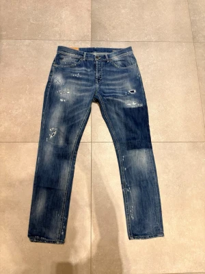 Dondup George  - Dondup jeans George!!Trendigaste jeansen på marknaden Nypris=4000  Säljs för=799(Modellen har orginal slitningar från fabrik vilket gör jeansen mer populär och eftertraktad)