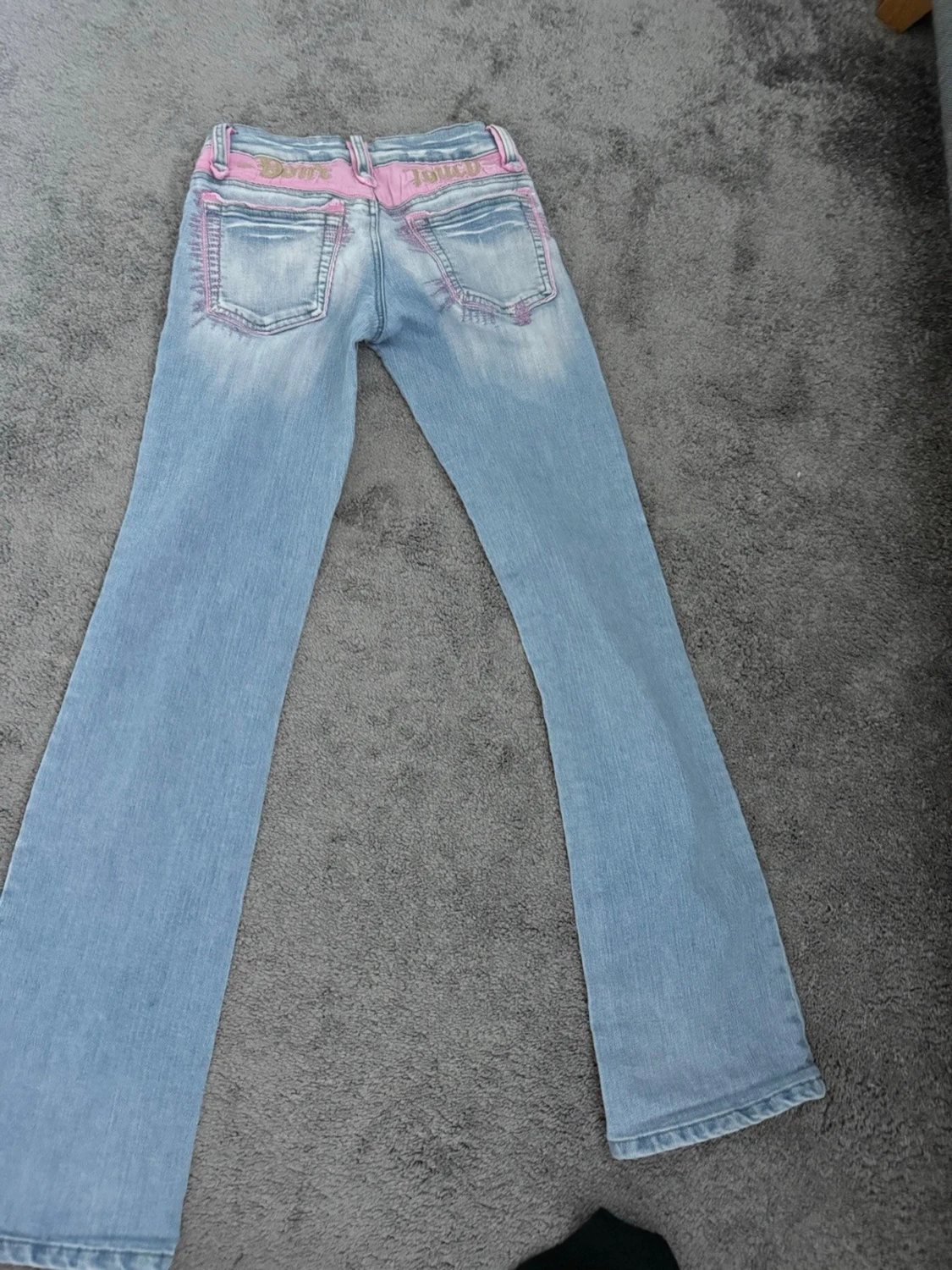 Ljusblå bootcut jeans med rosa detaljer - 4