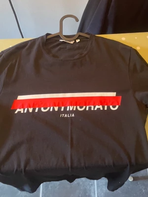 Antony Morato T-Shirt - Antony Morato T-shirt i storlek S (Slim Fit). Hör av er vid intresse, pris och fler bilder:)