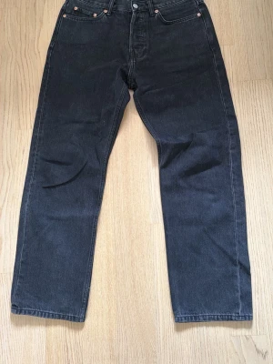 Space Relaxed Straight Jeans Weekday W29 L32 - Snygga svarta jeans med rak passform och hög midja. Klassisk femficksmodell med knapp och dragkedja framtill. Jeansen har en stilren look och är tillverkade i kraftigt denimtyg. Perfekta till en avslappnad streetstyle. Kom med prisförslag 