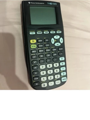 Texas Instruments TI-82 Stats miniräknare - En svart grafritande miniräknare från Texas Instruments, modell TI-82 Stats. Den har stor display, många funktionsknappar och tydliga piltangenter. Perfekt för avancerade matteberäkningar och statistik. Tillverkad i plast med vit och grön knapptext.