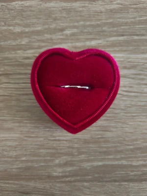 Tunn silverfärgad ring - Ring i storlek 17,7mm, silverfärgad. 
