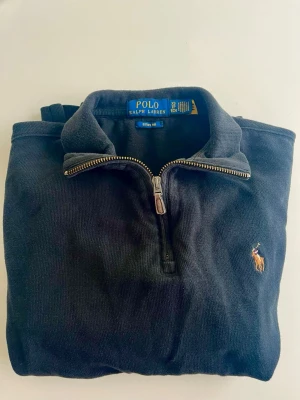 Polo Ralph Lauren zip - Klassisk halvzip-tröja från Polo Ralph Lauren med broderad logga på bröstet. Storlek xs men kan passa s också. Skulle säga att om du är mellan 160 och 175 kommer denna tröja förgylla din stil lite direkt. Skriv om du undrar över nåt🙌