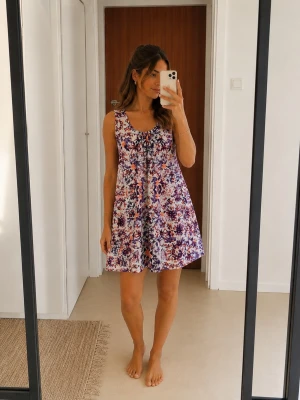 JDY Jacqueline de Yong blommig klänning tunika floral shift dress 38 - •Skick: Fint skick, inga hål eller fläckar. •Storlek: 38•  Mönstrad klänning från Jacqueline de Yong med lila, rosa och mörka toner mot ljus botten. Rakare modell med fint fall och dekorativ rynkning framtill vid halsen. Snygg både med bara ben, boots eller leggings.  ♡Skickar fort!♡
