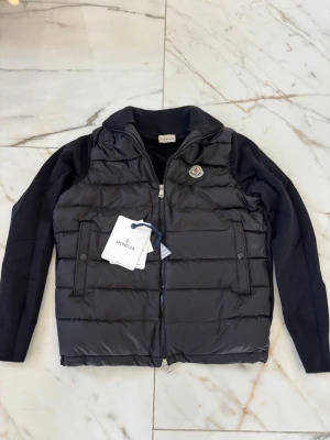 Moncler cardigan svart - Moncler cardigan svart, storlek S. Helt ny. Kan mötas upp i skåne…