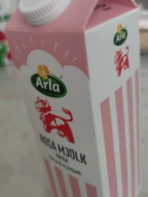 Arla Rosa Mjölk jordgubb 1L - En 1 liters förpackning Arla Rosa Mjölk med smak av jordgubb. Kartongen är vit med rosa ränder och har en röd ko på framsidan. Innehåller 1,0% fett och har en klassisk skruvkork. Perfekt för dig som gillar smaksatt mjölkdryck.