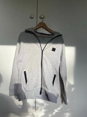 Ljusgrå hoodie med dragkedja - Ljusgrå tröja från Superdry.