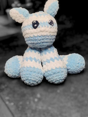 Gosedjur zebra  - Supergullig handvirkad zebra i blått och vitt, med stora öron, broderade ögon. Tillverkad i mjukt, fluffigt garn som gör den extra kramvänlig. Perfekt som present eller dekoration i rummet.