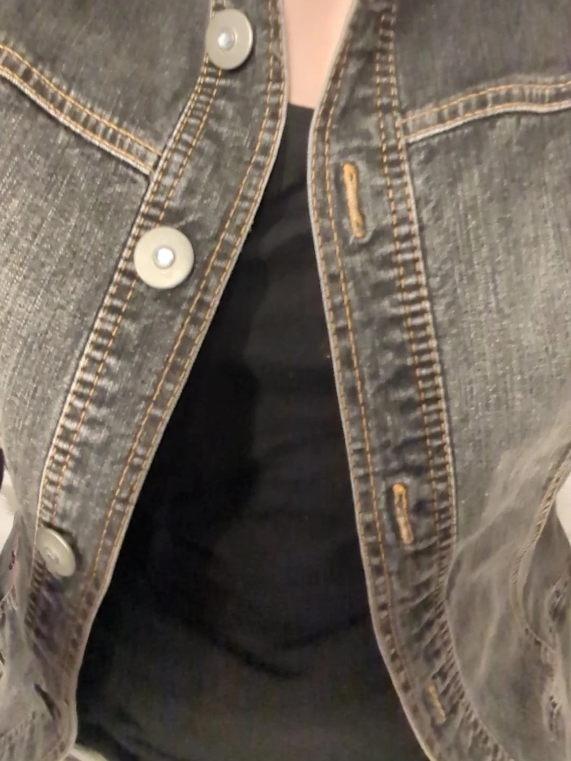 Svartgrå jeansjacka med kontrastsömmar - 1