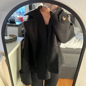 Svart kappa - Svart kappa från missäy, lik den från design by si. Osäker på storleken men passar mig med xs-s