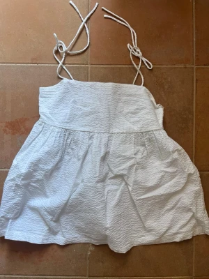 Vit linnetopp, Levete Room - Säljer en vit topp från Levate Room!💗🌸
