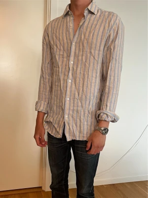 Massimo Dutti Linneskjorta - Säljer nu denna jättefina linneskjortan från Massimo Dutti. Inga skavanker. Modellen är 176, 60kg. Skriv vid frågor