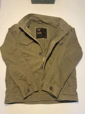 Grön field jacket CHYAF - Grön Denim Field Jacket, CHYAF. Size M och aldrig använd.