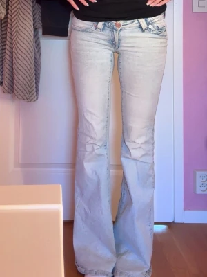 Blåa jeans - Säljer ett par blåa lågmidjade jeans ifrån Gina Tricot i st S💕mycket använda och har många skavanker därav det låga priset, nypris är 399 kr! Lite skitiga längst ned. Hål som lagats och små hål där bak och ett pyttelitet vid gylfen som säkert går att laga eller lappa(se bilder) kom privat för fler bilder 