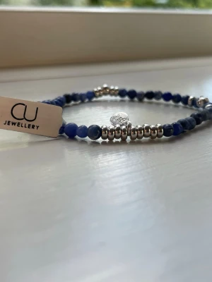 Blått lyxigt pärlarmband från CU Jewellery - Säljer ett riktigt lyxigt och stilrent elastiskt armband för män från CU Jewellery. Perfekt kombo av mörkblå naturstenar och detaljer i äkta silver. Snyggt att bära solo eller tillsammans med en klocka för en komplett look! Tillverkade i Italien 🇮🇹