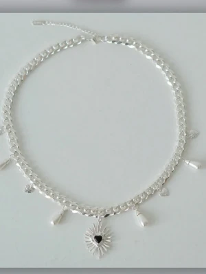 Silverfärgat halsband med pärlor och hjärta - Säljer nu detta stilrens halsband i silver med en lite chunky kedja. Smycket är i mycket bra skick, utan några defekter. Säljer då det inte kommer till anvönda. Pris går att diskuteras. 