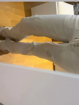 vita jeans med snörning - slutsålda jeans från gina i storlek S!! lite slitna längst ner men inge stort. 