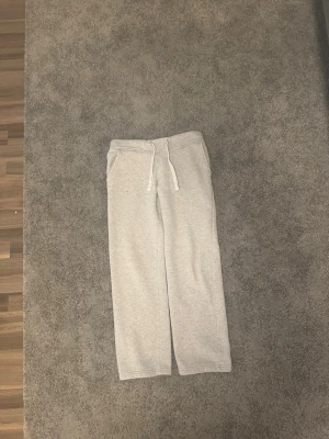 Russemerch mjukisbyxor  - Ljusgrå mjukisbyxor från Russemerch i storlek XS. Supermjuka och väldigt sköna med avslappnad passform och resår i midjan. Använda väldigt lite, i princip som nya men utan prislapp. Perfekt till vardags.  Material: 80% bomull och 20% polyester, med mjuk insida.