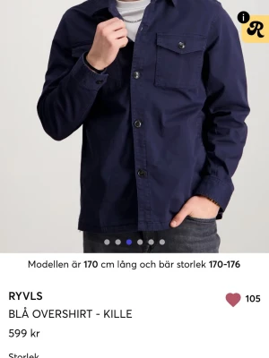 SÖKER AKUT STORLEK 158 -  mörkblå overshirt från RYVLS