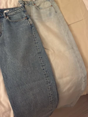 Blåa raka jeans från Weekday - Säljer tre par klassiska raka jeans från Weekday, modell Voyage. Jeansen har hög midja. Använt fåtal gånger. 400kr/styck