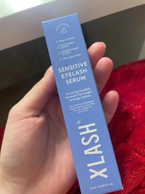 Xlash Sensitive Eyelash Serum 3 ml - Xlash Sensitive Eyelash Serum är ett ögonfransserum i blå förpackning, speciellt framtaget för känsliga ögon. Serumet är veganskt, oftalmologiskt och dermatologiskt testat och tillverkat i Sverige. Innehåller 3 ml och hjälper till att ge längre och starkare fransar. Helt ny! fortfarande plomberad!
