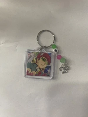 Saiki nyckelring  - 100% handgjord av mig! Snälla kontakta innan du trycker på köp nu, ifall den redan har blivit såld på en annan app🫶🏼 #trinket #y2k #alt #emo #goth #anime #kpop #scene #whimsical #fairy #fairycore #fairygrunge #kawaii #coquette #sanrio #juminocore #shoujo #swag #mlp #mylittlepony #bluelock #saikik #demonslayer #naruto #jujutsukaisen #jjk 