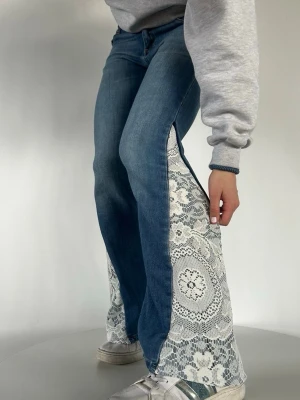 Lucky Lace - Här är våra ”Lucky Lace” jeans i storlek XS Mått: 35 cm rakt över midjan & 70 cm i innerbenslängd. 