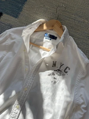 Ralph lauren oxford - Sällsynt limited edition vit skjorta från Polo Ralph Lauren med trycket “N.Y.C.” och logga på bröstet. Galna detaljer på kragen :)