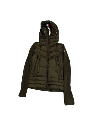 Mörkgrön Moncler cardigan  - Vi säljer en mörkgrön moncler cardigan i väldigt bra skick, det vita smutset på första bilden är inget som kommer med när den skickas(ingen fläck) finns äkthets bevis från vesitaire collective. Vid fler frågor är det bara att höra av sig! 