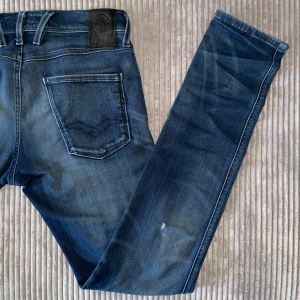 Replay Anbass Jeans - Säljer nu dessa riktigt snygga Replay Anbass Jeans då dem inte används längre☺️.                      Storlek: W 30/ L 32.                                                      Skriv till mig innan köp så inga missförstånd uppstår, Hör av er vid funderingar MVH🤩☺️🙌🏼