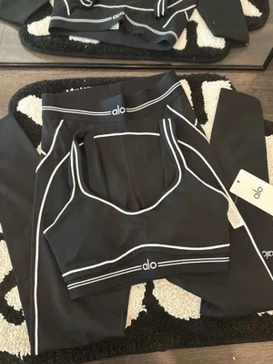 ✨ Alo Yoga set – stilrent & trendigt ✨ - Säljer ett superfint set från Alo Yoga i hög kvalitet. Perfekt för både träning och vardag 🤍  • Storlek: M • Skick: Nytt (aldrig använt) • Material: mjukt, stretchigt och följsamt – sitter som en dröm  Setet är både bekvämt och smickrande, med en minimalistisk design som passar till allt. Perfekt för gym, yoga eller en snygg athleisure-look 🧘‍♀️  💌 Hör gärna av dig vid frågor!