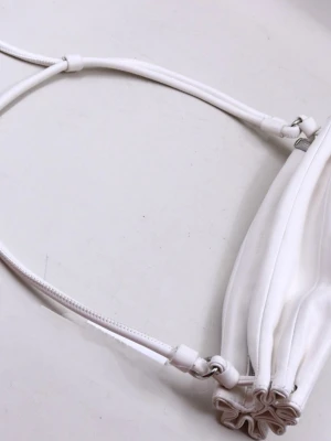 Väska/Handväska, Don Donna, Vit, PU-läder - Väska/Handväska, Don Donna, Vit, PU-läder  Mindre väska från märket Don Donna med silverdetaljer, justerbar axelrem och tre fack: det stora, ett mindre på insidan och ett mindre på utsidan.  Längd 34 cm  Titta gärna på mina andra annonser och!