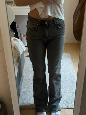 Midwaist jeans - Midwaist jeans med bootcut/straight form i färgen grå. Använda ett fåtal gånger i ett mycket bra skick, dessvärre avklippta nere vid fötterna (sista sidan)🩷
