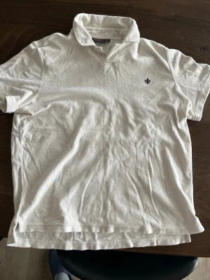 Morris tröja  - Klassisk vit pikétröja med krage och korta ärmar. Tröjan har en liten broderad logga på bröstet och är tillverkad i mjuk bomull som känns skön mot huden. Froté tröja Morris. 