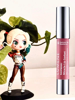 Lumene Raspberry Miracle Lip Sorbet "Summer Sky"! - Lumene Raspberry Miracle Lip Sorbet "Summer Sky". 3 ml. Plomberad.  Läcker, läppglanspenna med fyra fantastiska egenskaper i en: läpppenna, färg, glans och vård. En mirakelprodukt som är ett nöje att använda.  Tack vare den skruvbara pennan behöver Rasberry Miracle Lip Sorbet inte vässas utan vrids enkelt upp och ner, vilket håller pennans udd perfekt vass. Den känns mjuk och krämig på läpparna, ger en optimal mängd färg samt vårdar och återfuktar läpparna. 