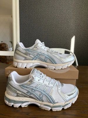 Asics Gel-Kayano 12.1 sneakers - Asics Gel-Kayano 12.1 white/dolphibe grey. Helt oanvända. Strorlek eu 44. Jag har kvitto också.
