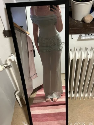 Peppermayo offshoulder långklänning - Lapparna kvar, endast testad! Ljusgrön/mintfärgad långklänning med offshoulder-design. Superfin klänning 